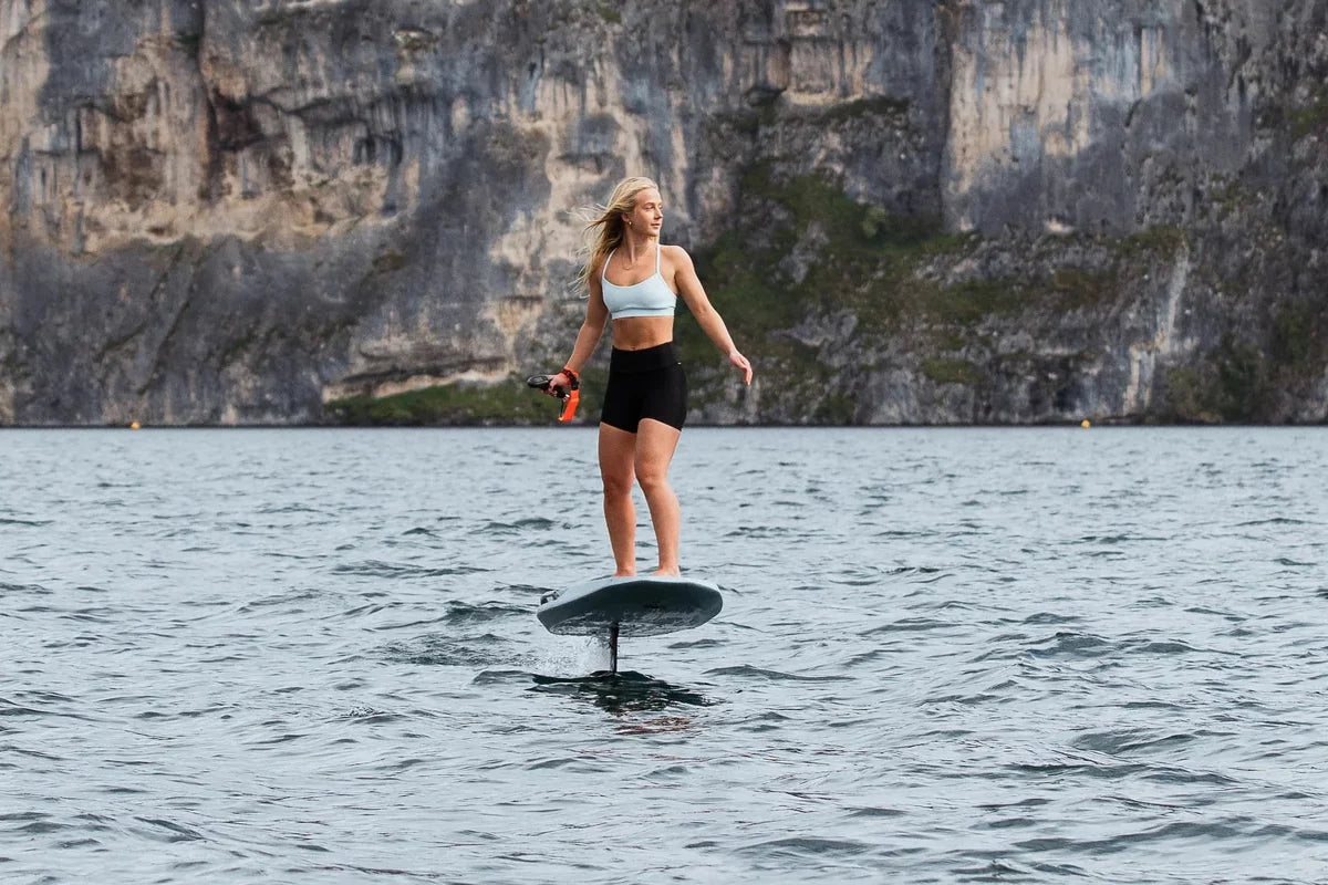 Agnes Wicander står på Waydoo jetboard
