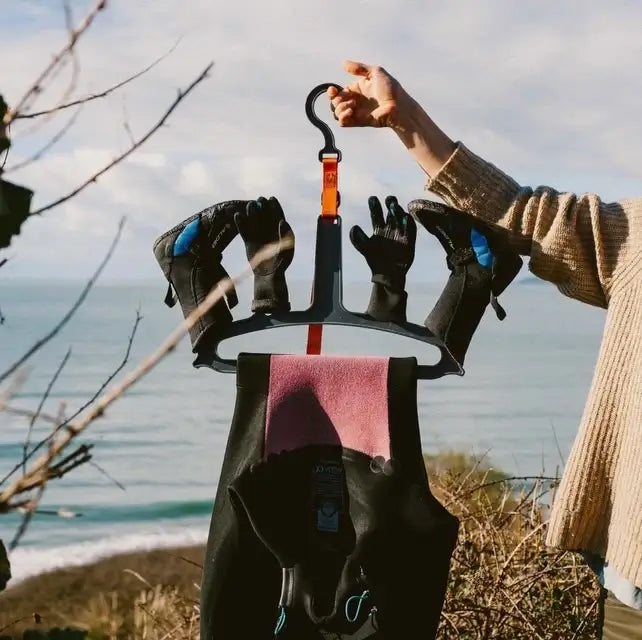 c-monsta-wetsuit-hanger-v2-holder-våddragt