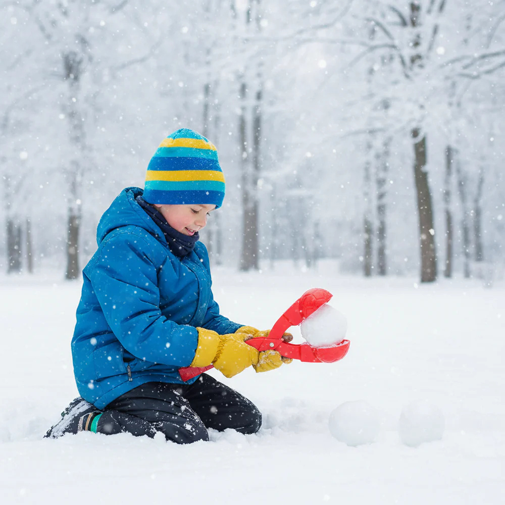 dreng leger med sneboldformer i rød