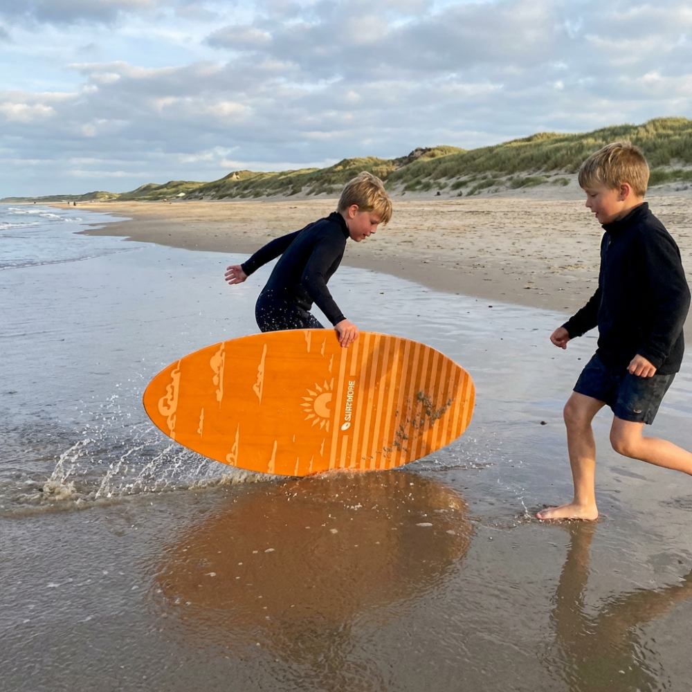 Drenge leger med SURFMORE Classic Skimboard 41" Sunset