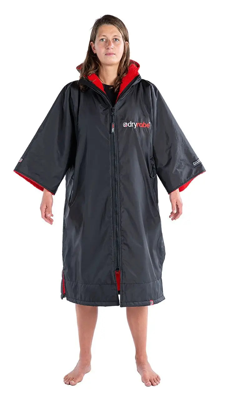 dryrobe Advance Short Sleeve i Sort og Rød