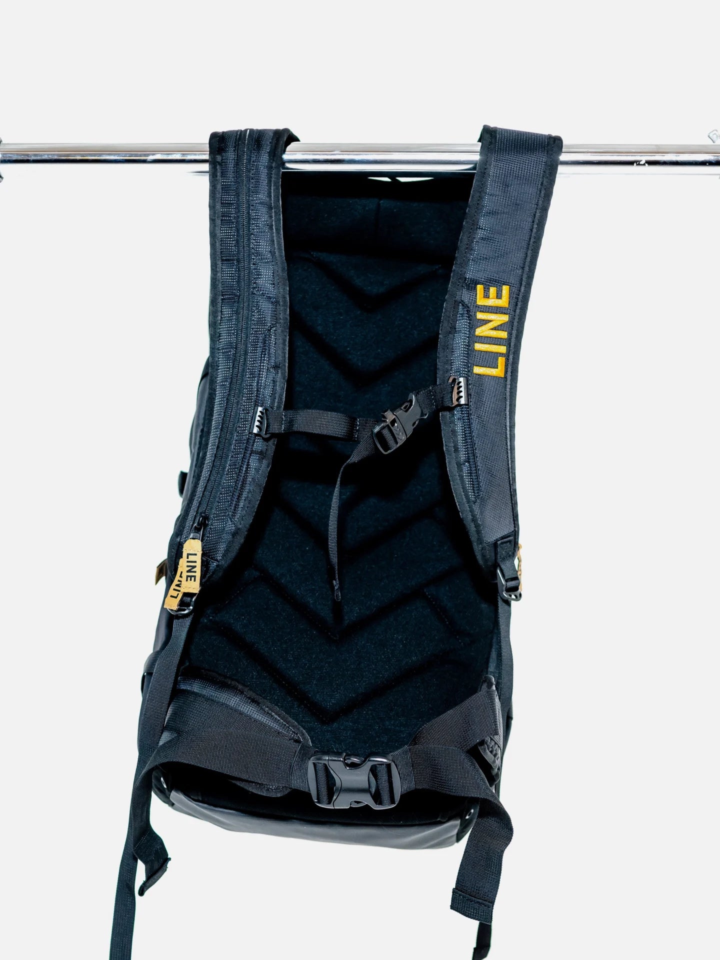 line-skis-remote-pack-haenger-paa-stativ-hvor-du-kan-se-stropper