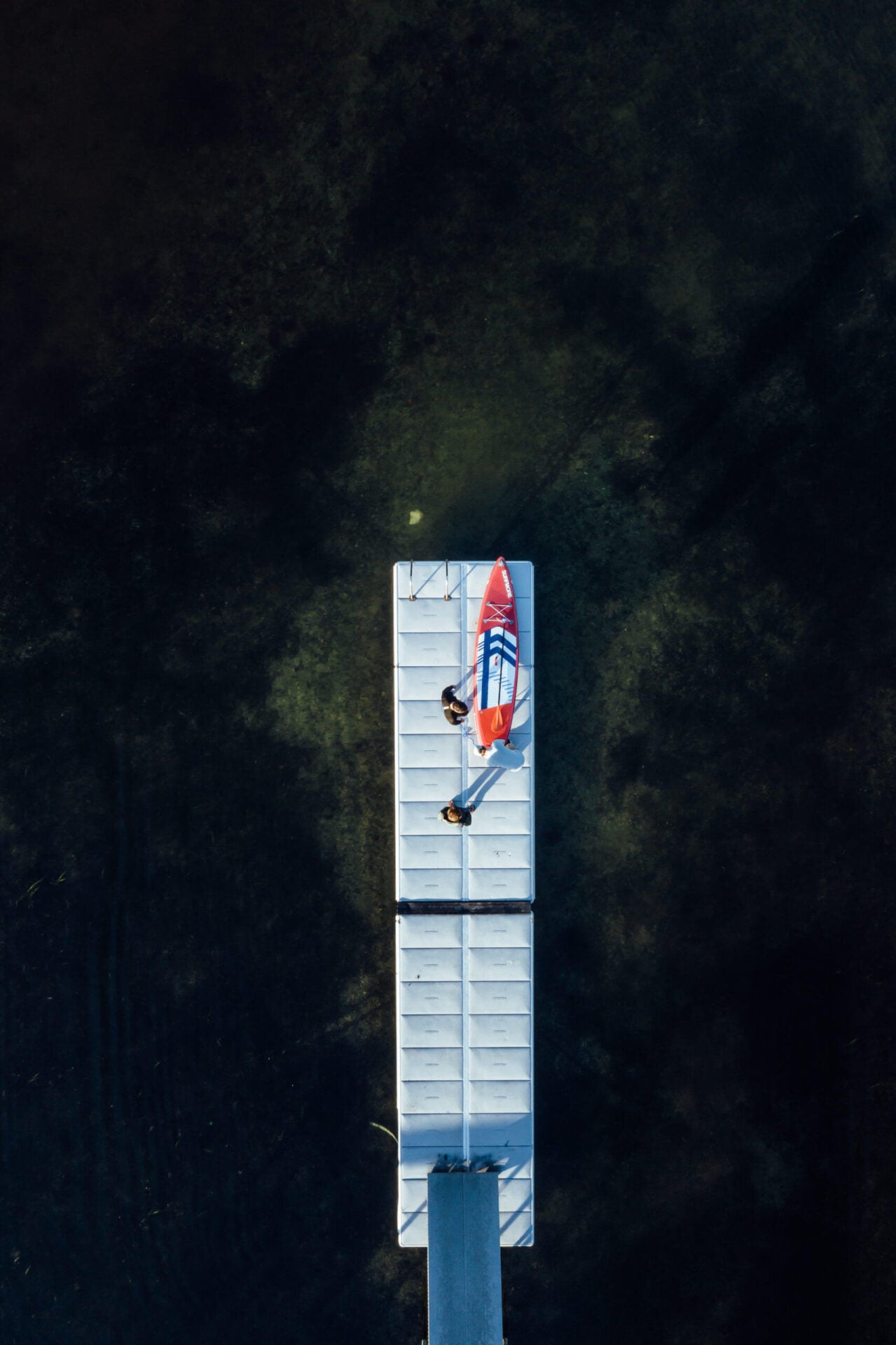 surfmore-sup-board-skive--paa-vand-set-oppe-fra-med-drone