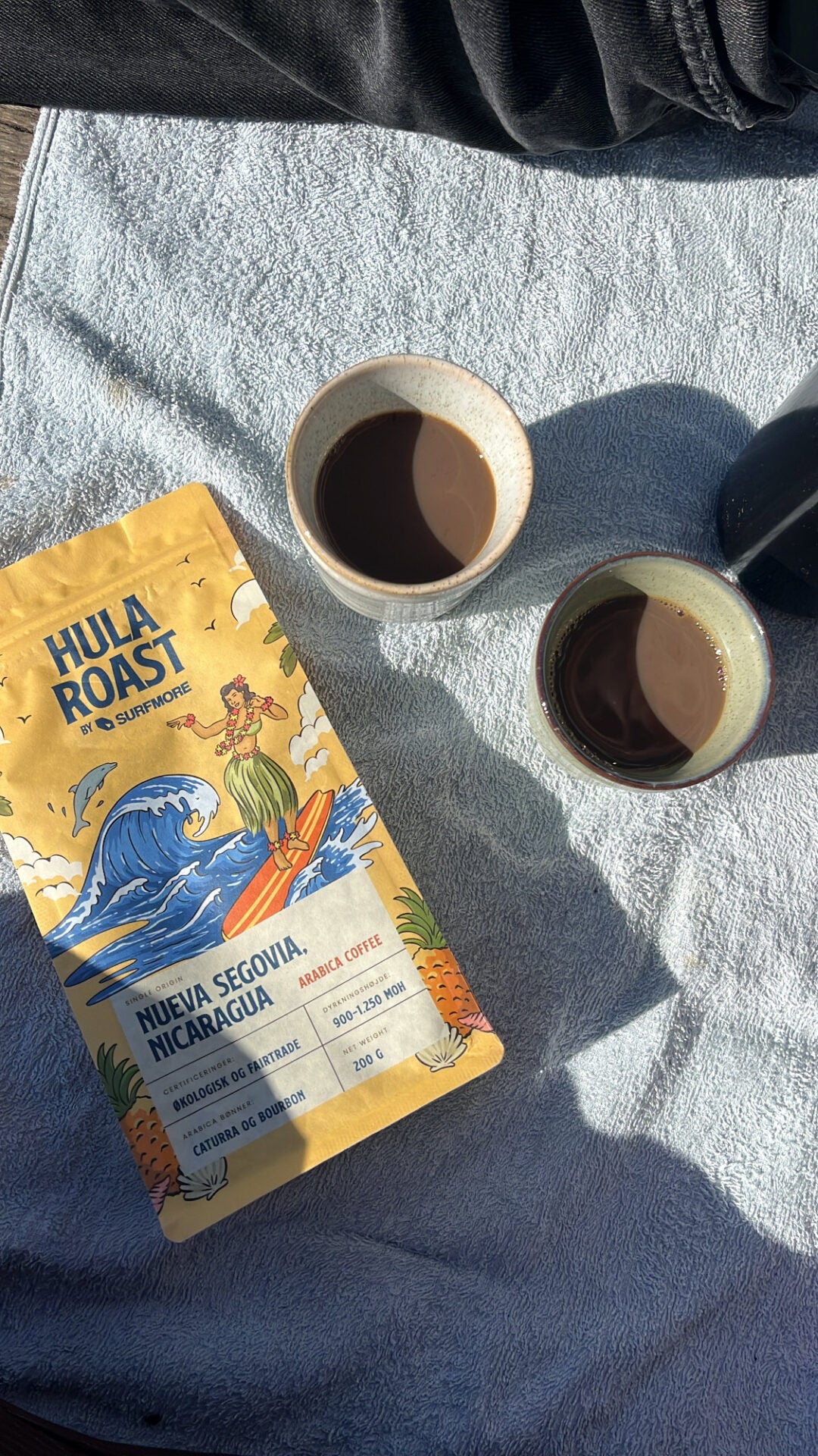 SURFMORE Hula Roast kaffepose og to kopper kaffe