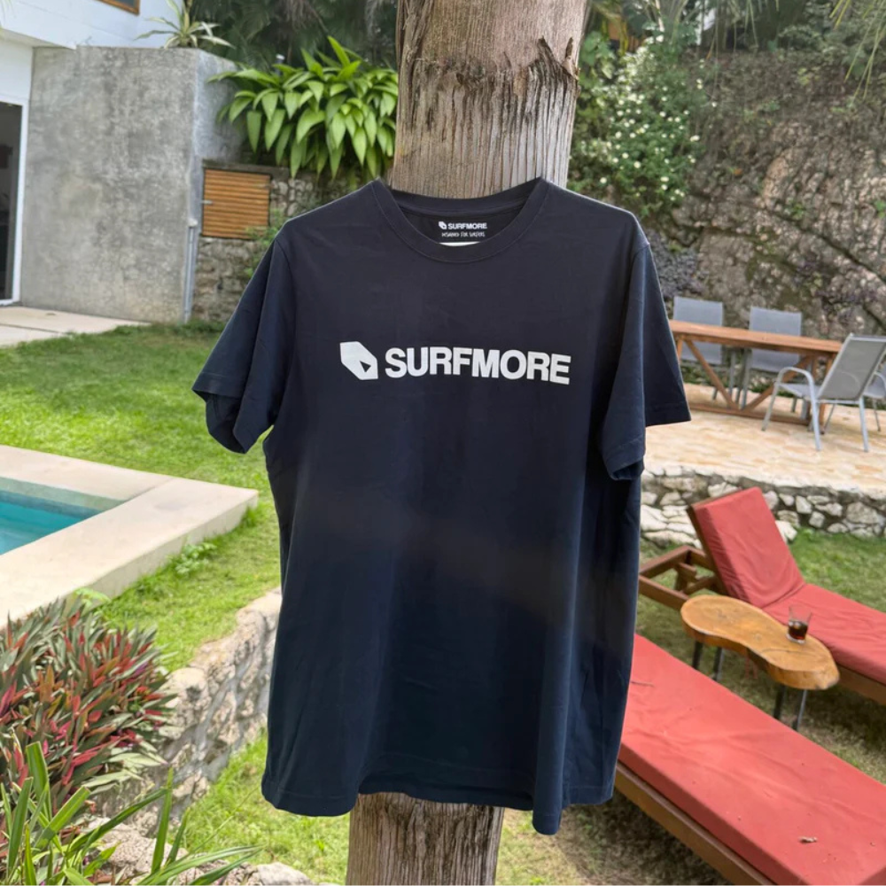 SURFMORE Logo T-shirt - Navy hænger på et træ