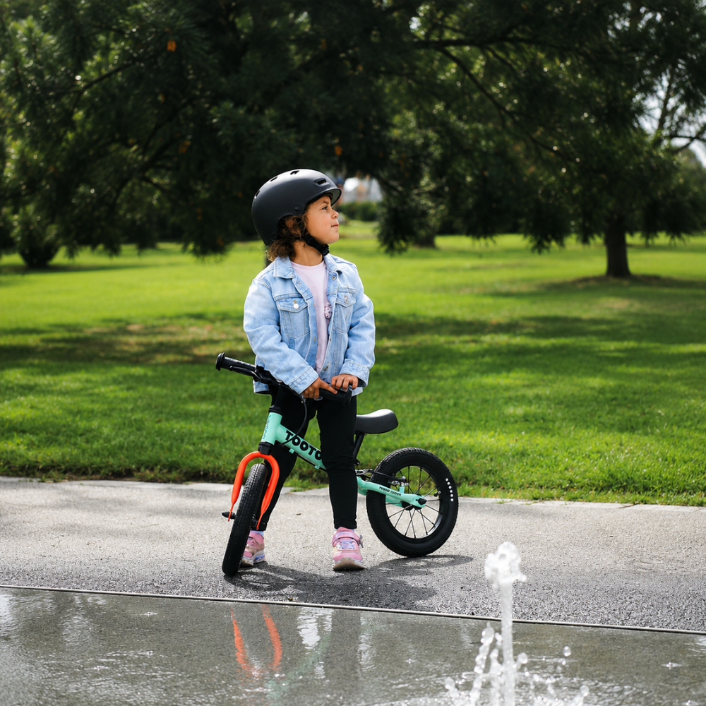Yedoo Tootoo Balancecykel - Lime bruges af pige
