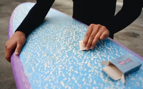 Sådan vokser du dit surfboard med surf voks