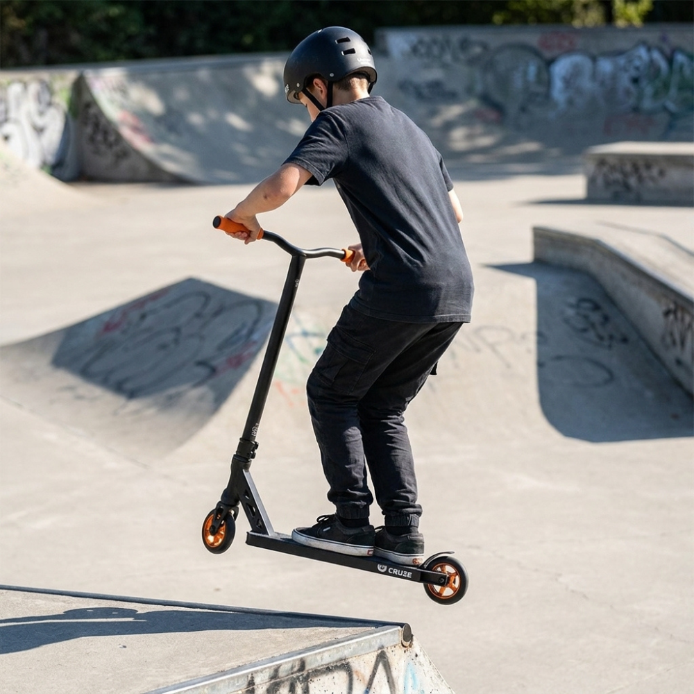 Dreng kører på Cruze Pro Trick Løbehjul i skatepark
