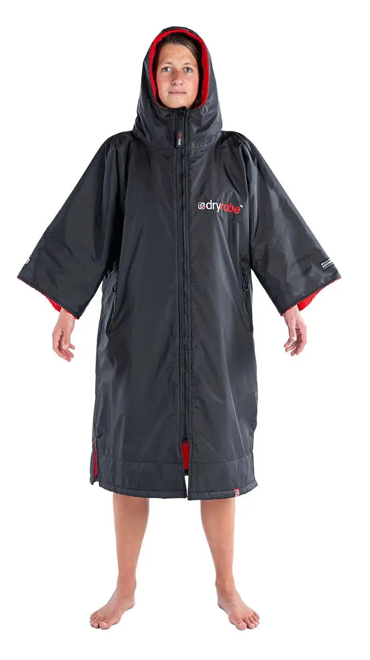 dryrobe Advance Short Sleeve i Sort og Rød