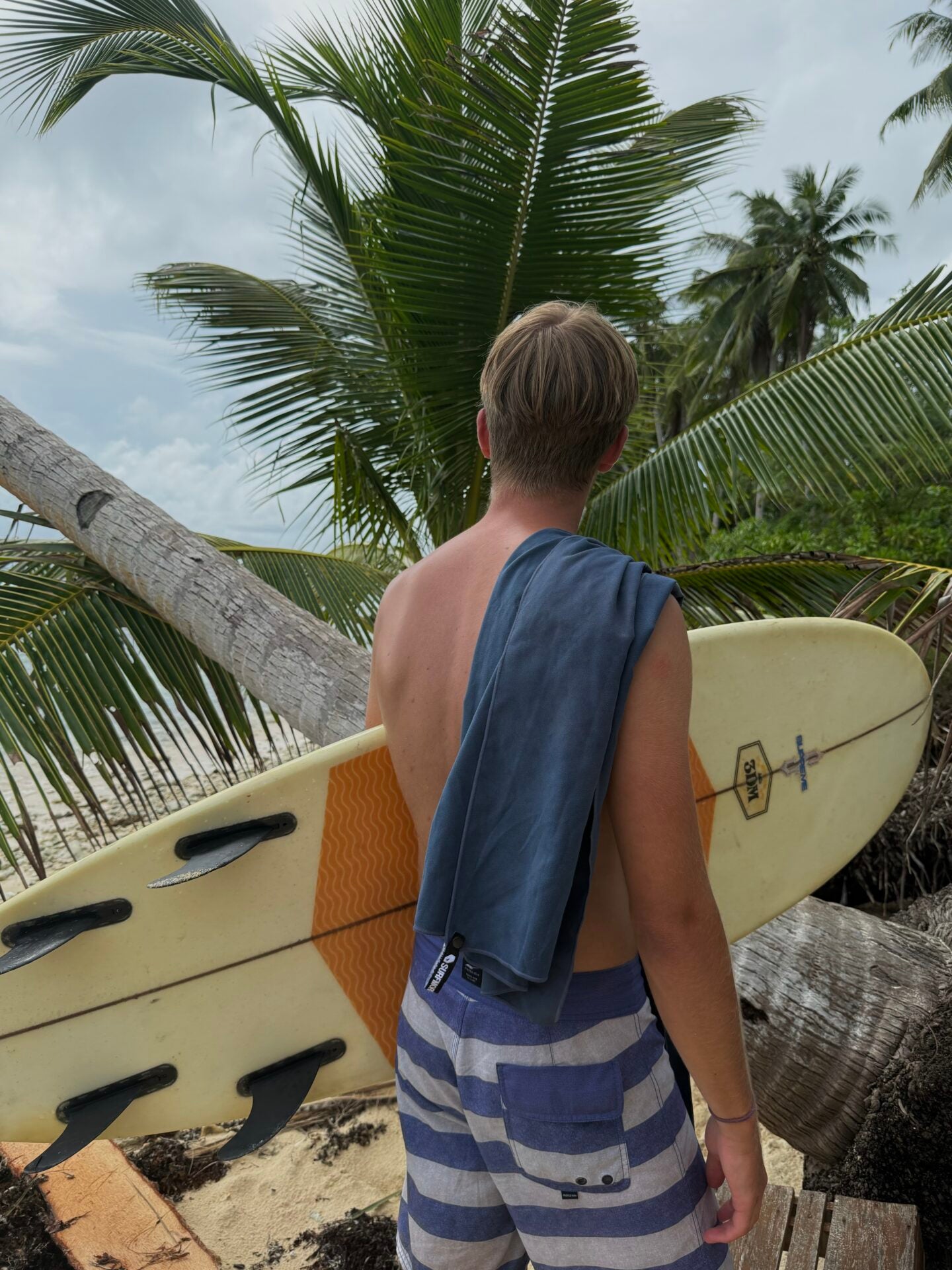 fyr-med-surfmore-microfiber-haandklaede-navy