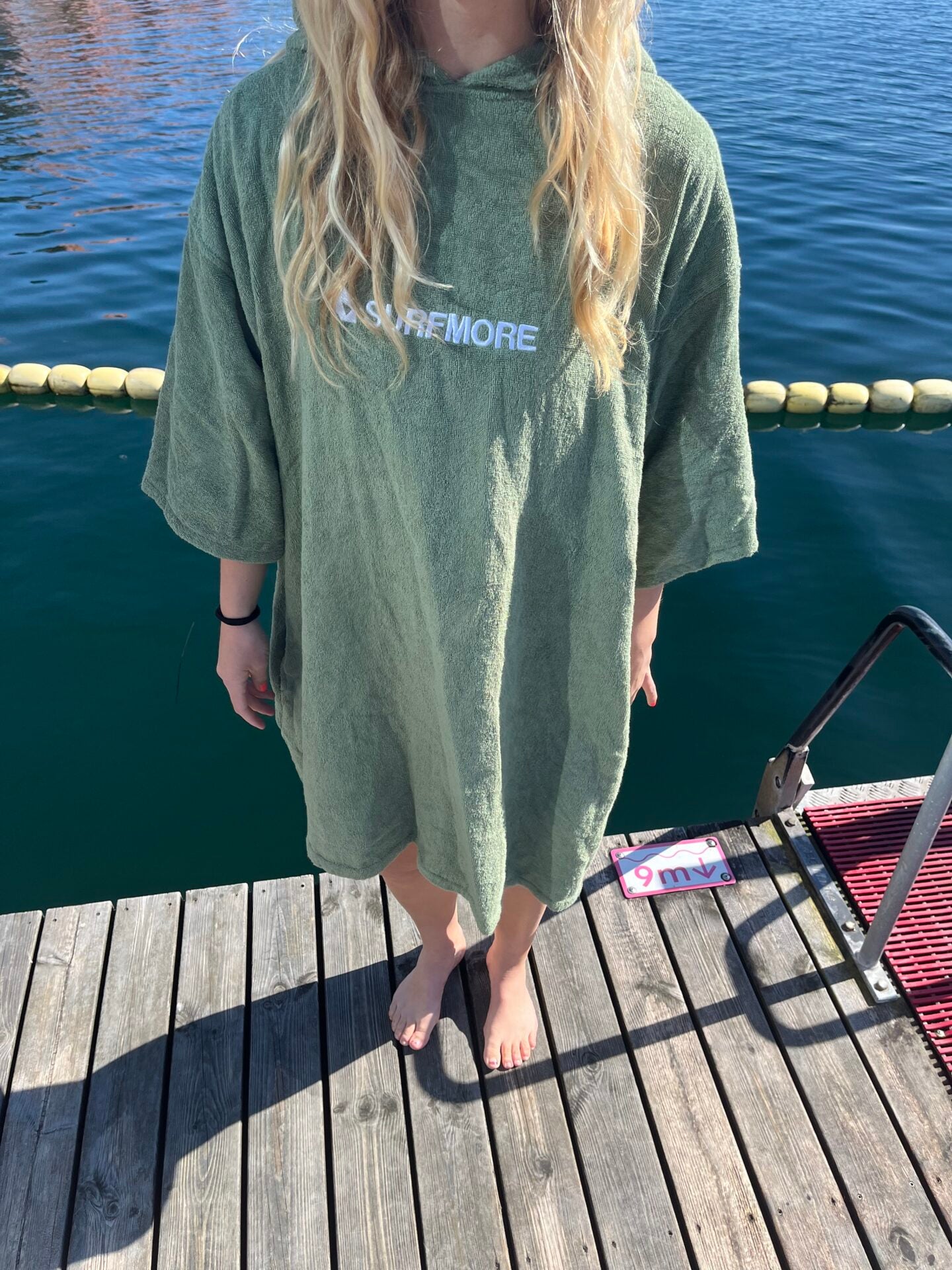 Kvinde i SURFMORE Badeponcho Bomuld i Grøn ved vandet