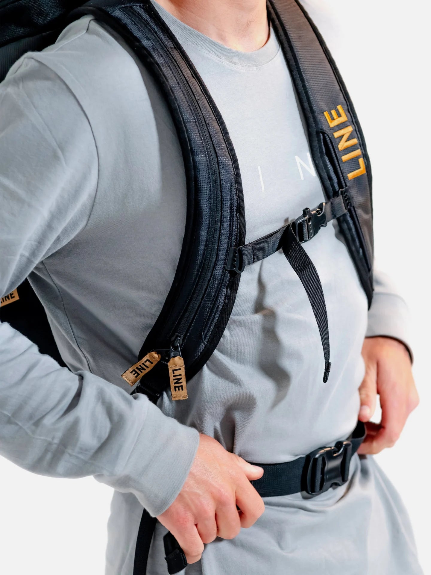 line_2425_remote-pack_LN240741_2-set-paa-front-af-person