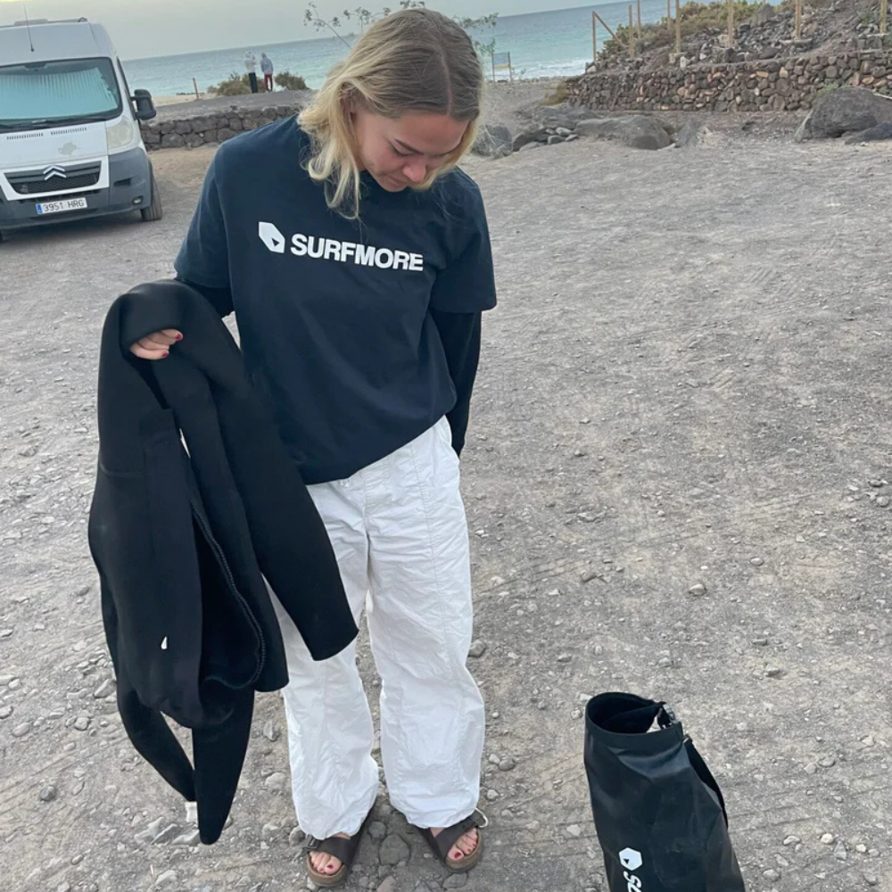 Pige ved stranden bruger SURFMORE Logo T-shirt - Navy