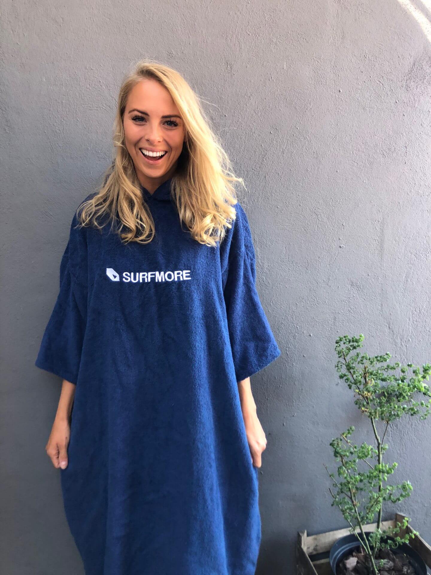 Kvinde med lyst hår i SURFMORE Badeponcho NAvy Bomuld