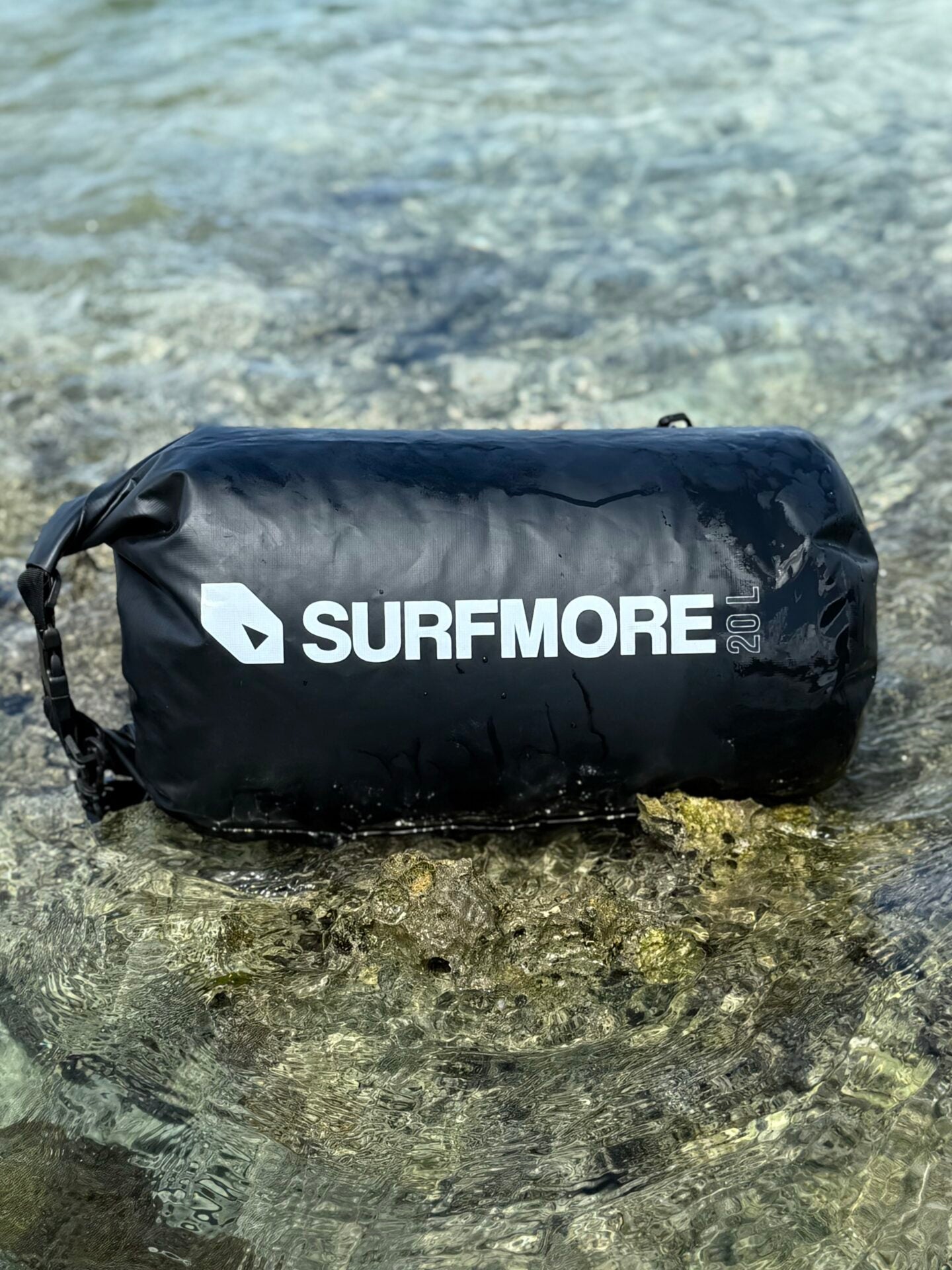 surfmore-drybag-20l-paa-sten-og-vand