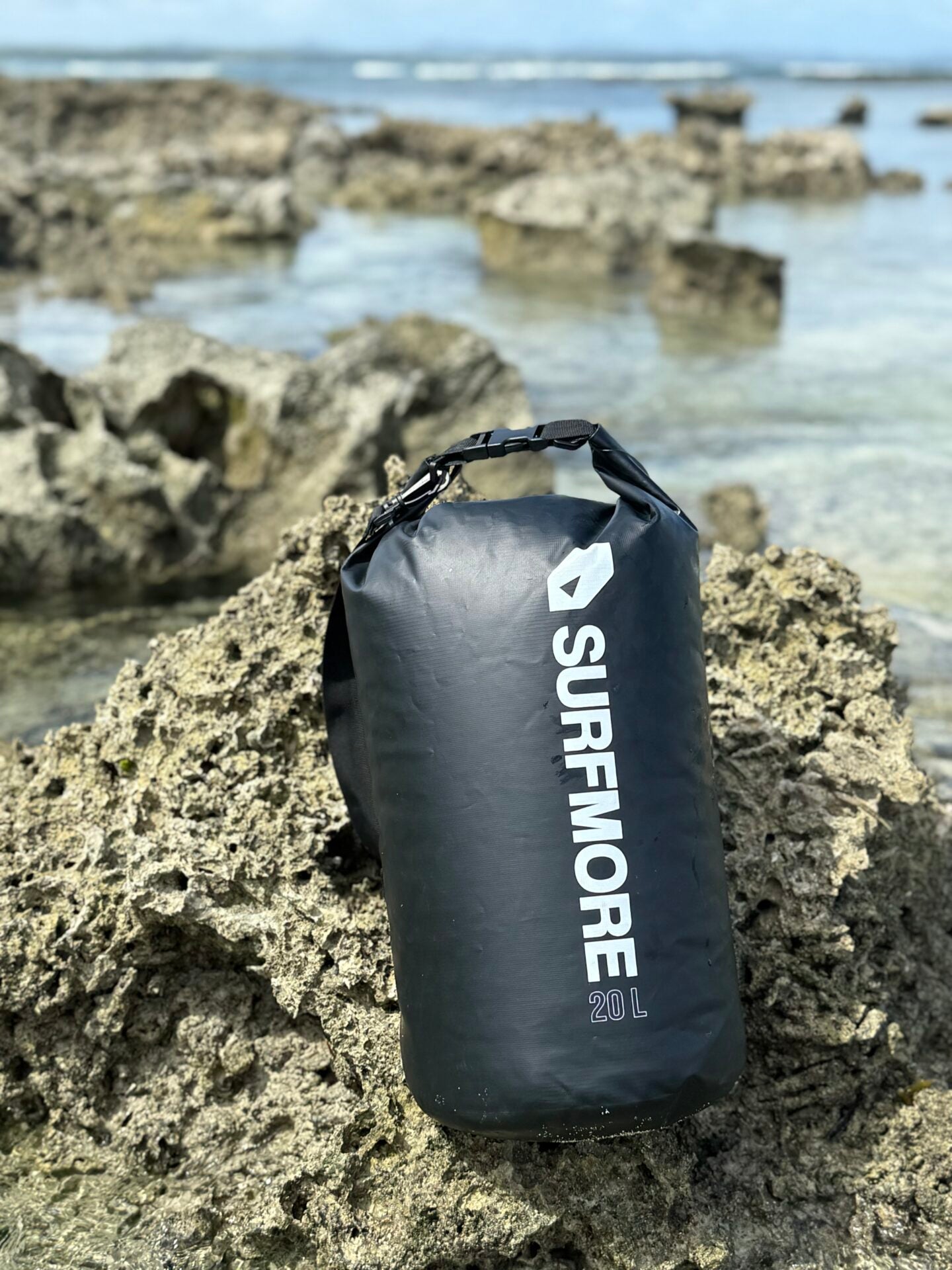 surfmore-drybag-20l-paa-sten
