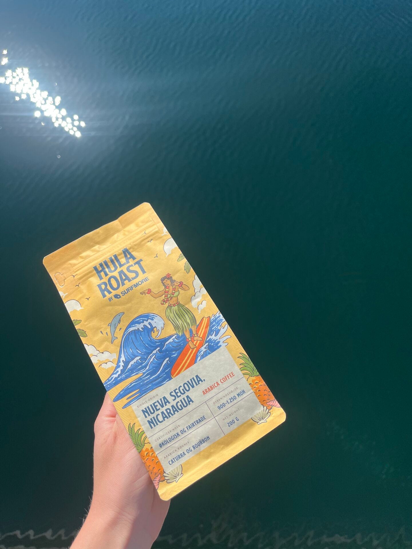 SURFMORE Hula Roast kaffe med vand i baggrunden