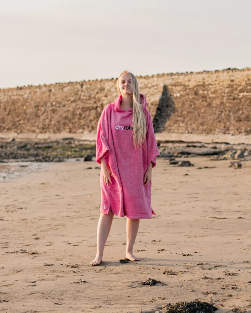 dryrobe-badeponcho-oekologisk-bomuld-pink-dame-02